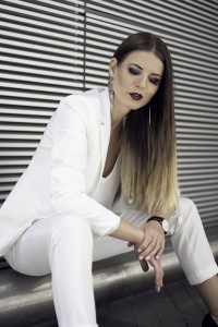 white-women-suit-fashion-blogger-streetstyle
