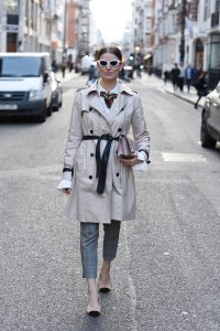 karl-lagerfeld-trench-coat-gucci-brooch-3