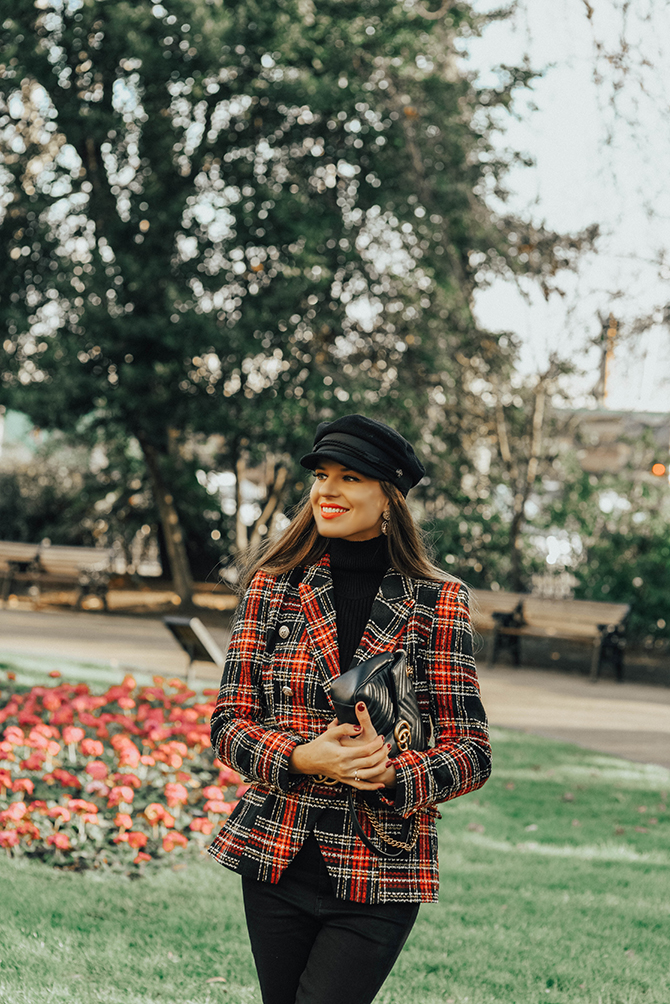 how-to-wear-tartan-blazer-gucci-handbag-good-american-jeans-baker-hat-fashion-blogger-london-2