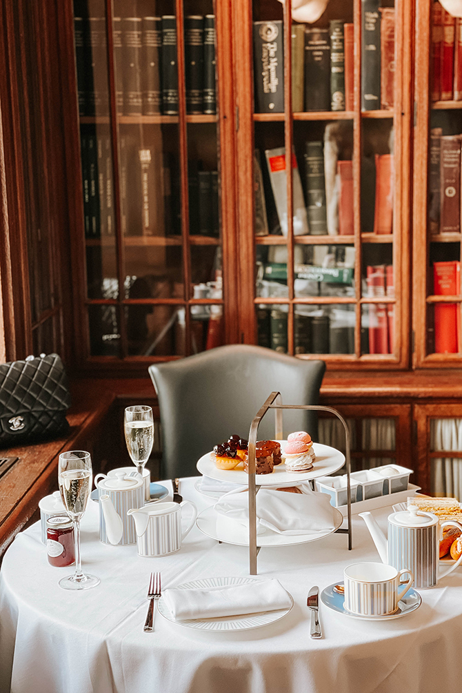 London-Marriott-Hotel-County-Hall-library